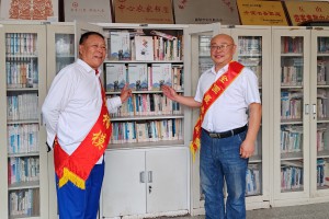 作家汪长民向杜权成图书馆捐赠新作