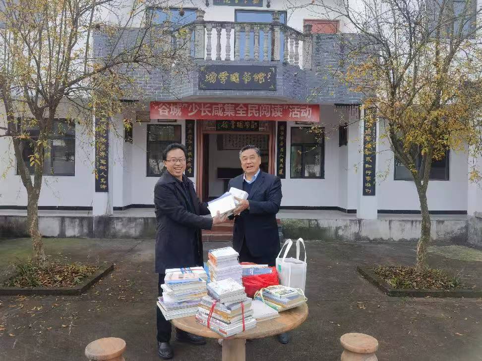 叶华程,庙滩镇黄畈村,农家书屋,劝学图书馆,襄阳市文联,桂全宝,涂玉国