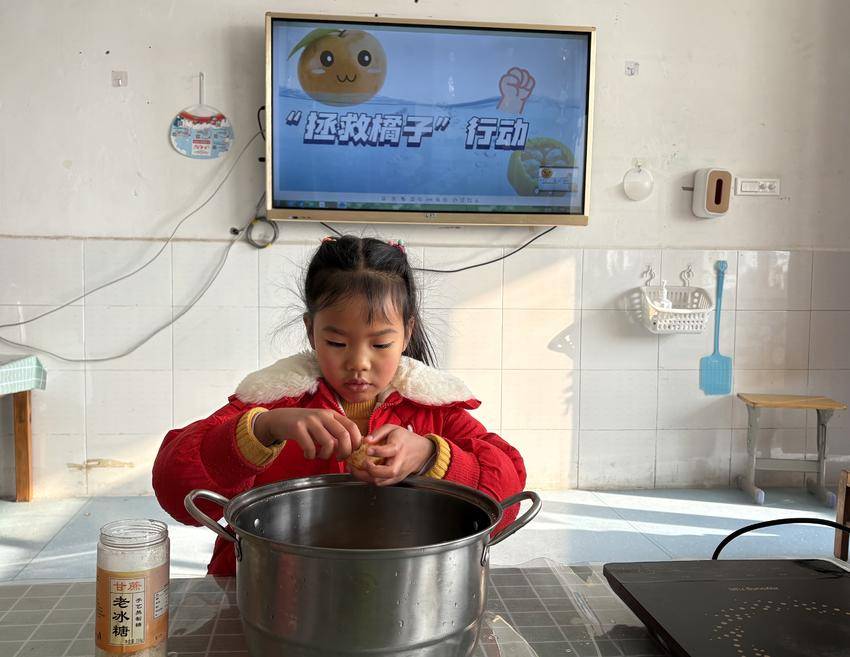 “橘子趣味双体验”:旋转取橘实验+暖心煮水,快乐翻倍!