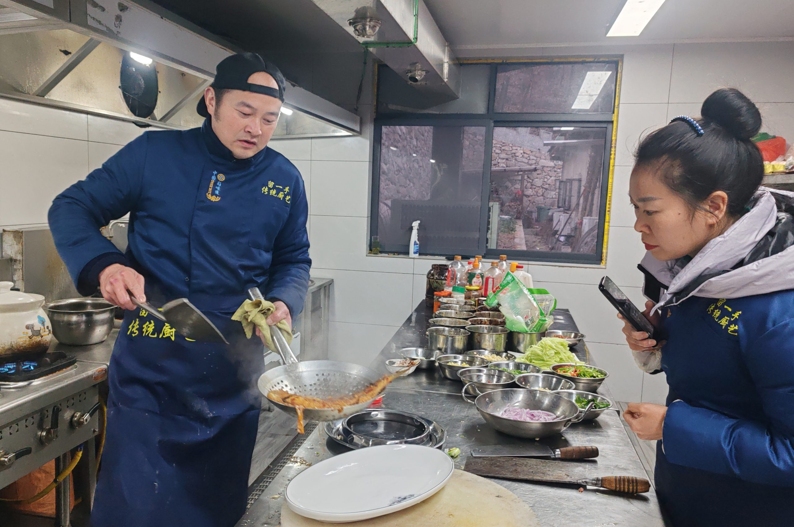 谷城留一手教做团年菜