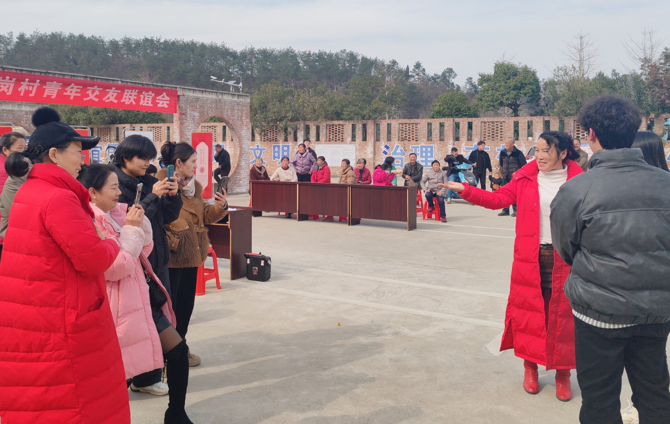 谷城熊家岗村:新春前搭“鹊桥”暖心联谊助大龄青年脱单