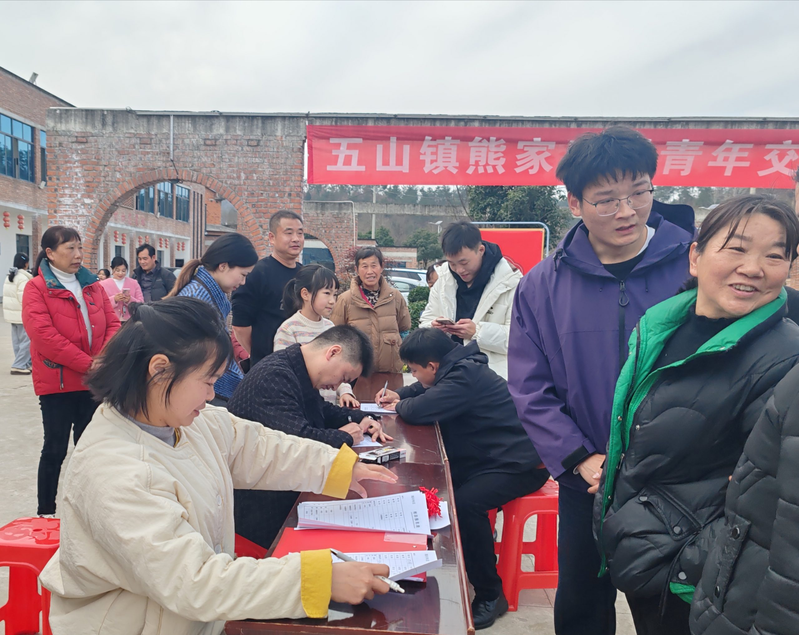 谷城熊家岗村:新春前搭“鹊桥”暖心联谊助大龄青年脱单