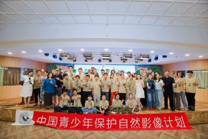 出席结营和颁奖仪式的嘉宾、家长等与全体营员合影