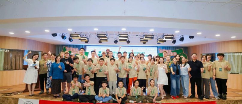 出席结营和颁奖仪式的嘉宾、家长等与全体营员合影