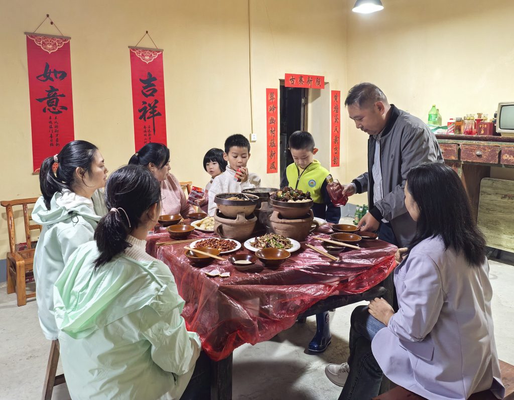 李“村长”国庆坚守古村落,只为游客有饭吃