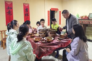 李“村长”国庆坚守古村落，只为游客有饭吃